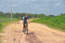Pedalando na zona rural a caminho da praia, na Ilha de Marajó - PA